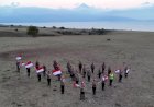 Polres-Manggarai-Timur-Kibarkan-Merah-Putih-di-Padang-Savana-Mausui,-Semarakkan-HUT-ke-81-Kemerdekaan-RI