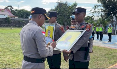 Kapolres-Manggarai-Timur-Pimpin-Upacara-PTDH-Dua-Personel-Polri-yang-Melanggar-Disiplin-dan-Kode-Etik