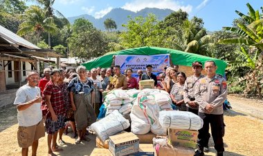 Uluran-Tangan-di-Tengah-Bencana,-Polres-Manggarai-Timur-Salurkan-Bantuan-dari-PT.-Trinusa-Resources-dan-CBP-Group-untuk-Warga-Terdampak-Bencana-Pascagempa-di-Kota-Ndora
