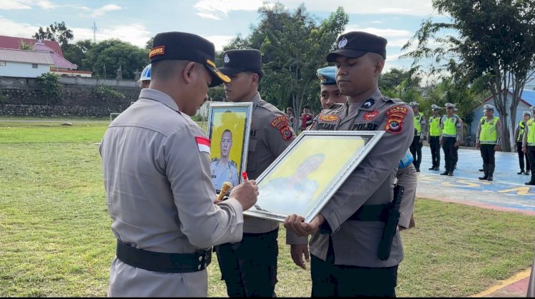 Kapolres Manggarai Timur Pimpin Upacara PTDH Dua Personel Polri yang Melanggar Disiplin dan Kode Etik