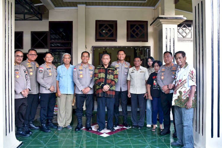 *Momentum HUT Bhayangkara ke-80, Kapolda NTT Anjangsana ke Rumah Sesepuh Polri Irjen Pol. (Purn.) Jacky Uly Perkuat Silaturahmi dan Jalin Komunikasi untuk Kemajuan Polda NTT*