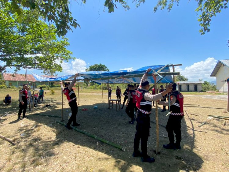 Peduli Korban Gempa, Polres Manggarai Timur Bersama Warga Dirikan Tenda Darurat di SDK Golo Mongkok